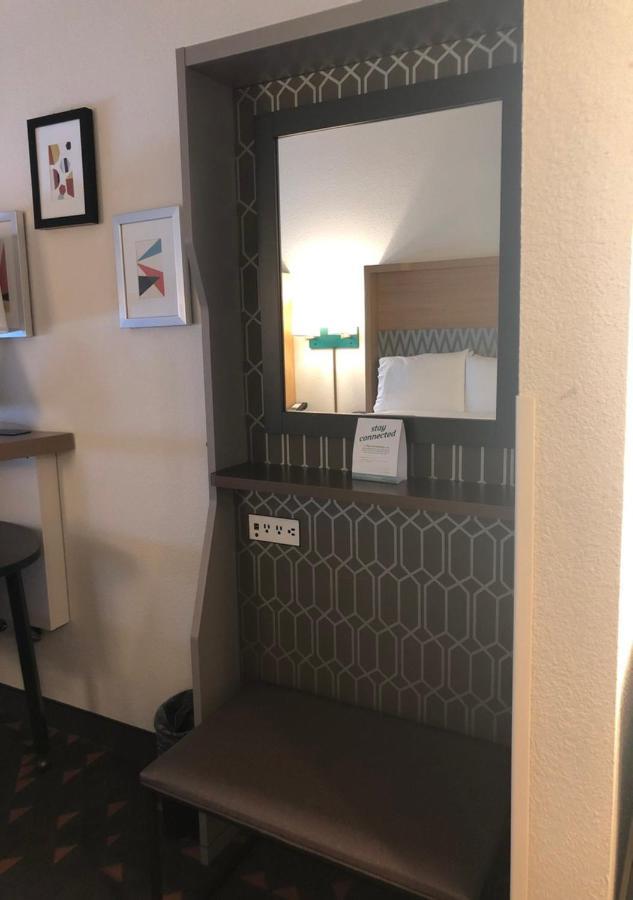 Standard Queen Room with Two Queen Beds and Mobility Accessible Tub