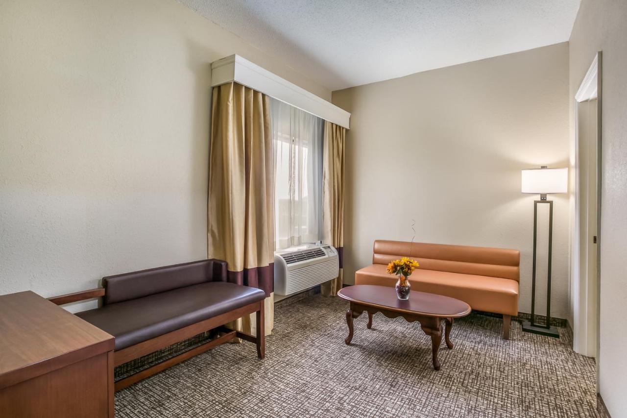 One-Bedroom Suite,1074475234:JPEG