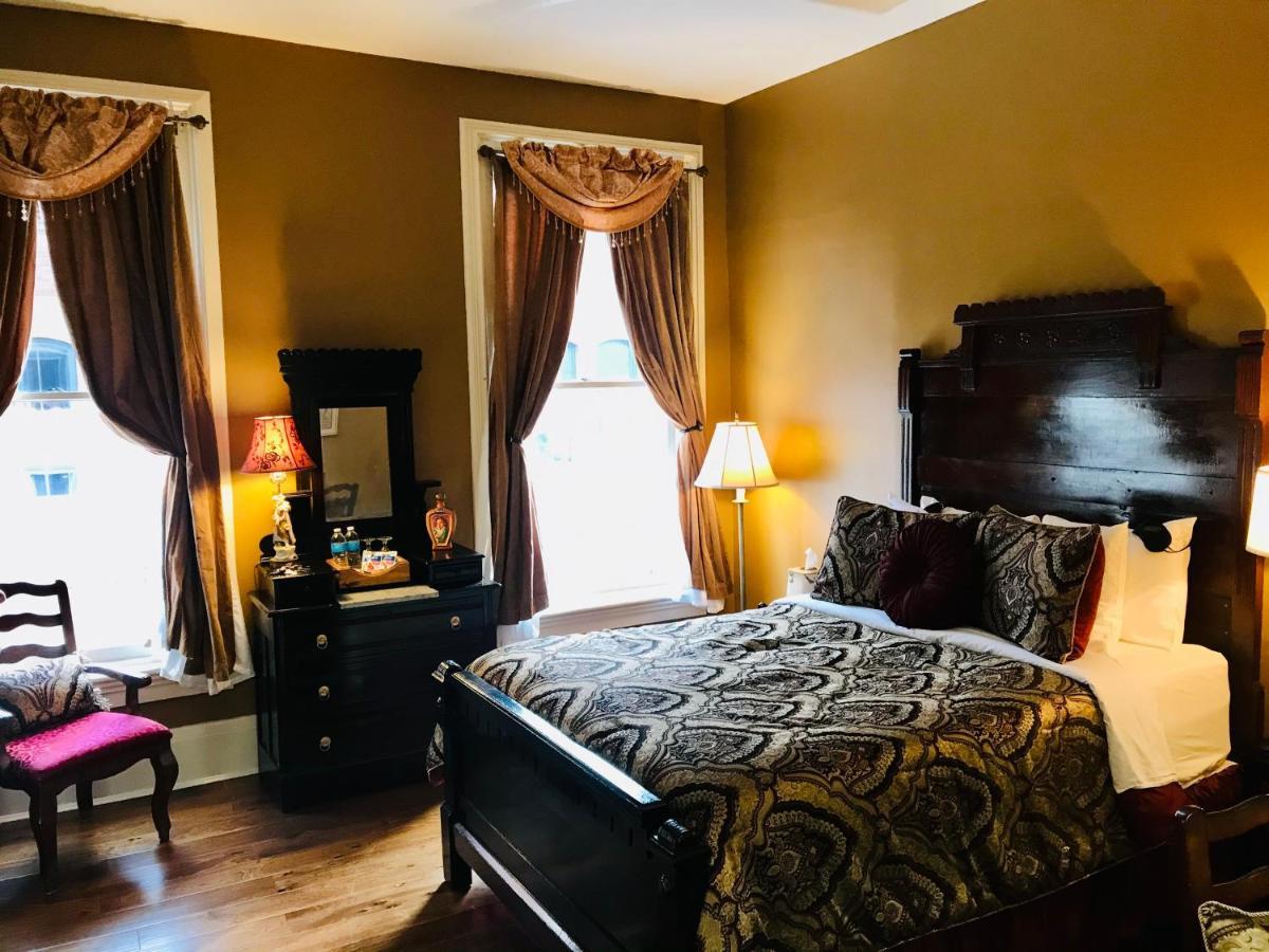 Deluxe Queen Suite