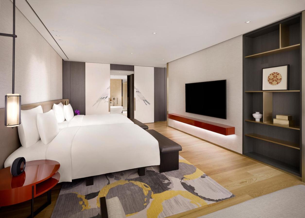Corner Twin Suite with Mountain View