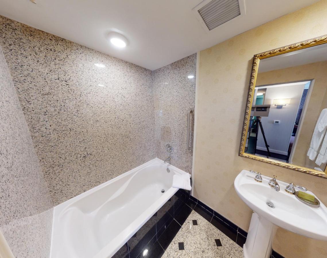 Suite,1709944536:JPEG