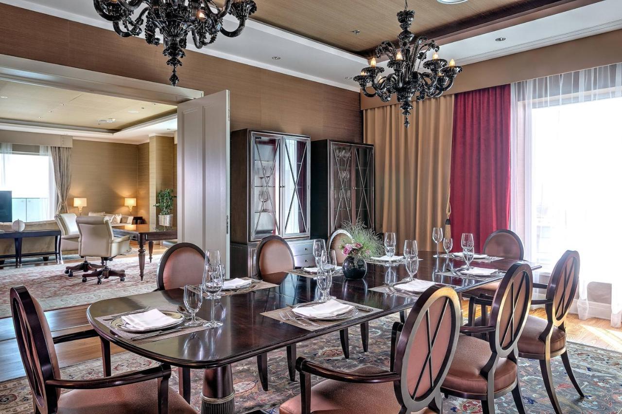 Presidential Suite, Grand Living Room access level, 1 King