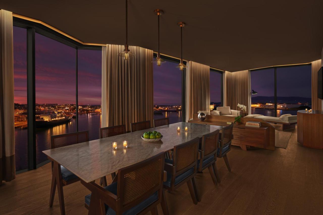 One-Bedroom Corner King Suite with Harbour View