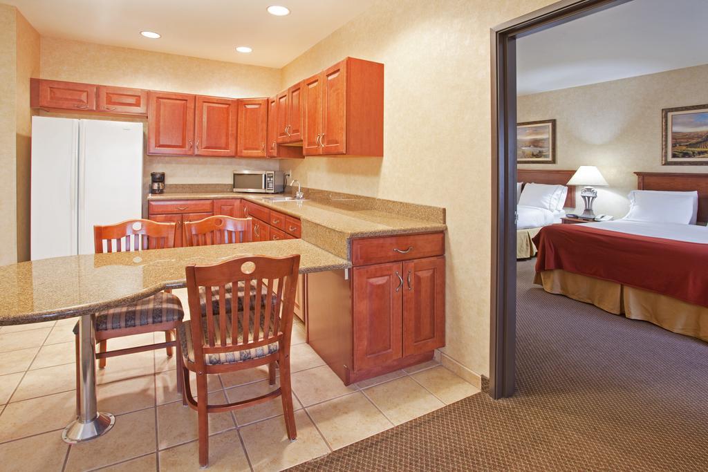 One-Bedroom Suite with Two Queen Beds