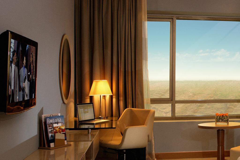 Spacious Room with Lounge Access – King Bed