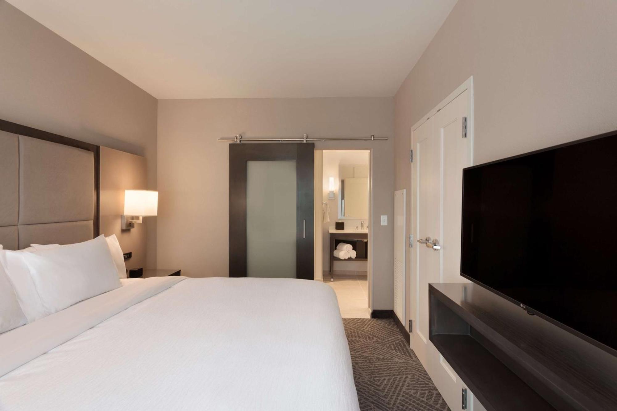 Two-Bedroom King Suite,1557418930:JPEG