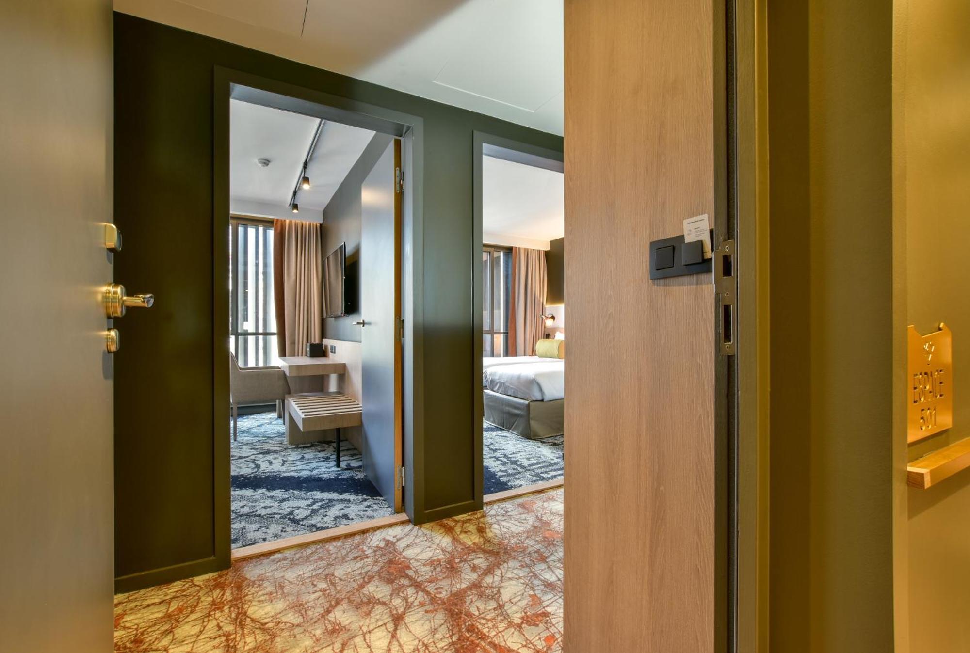 Family Room with Shower,1215041644:JPEG