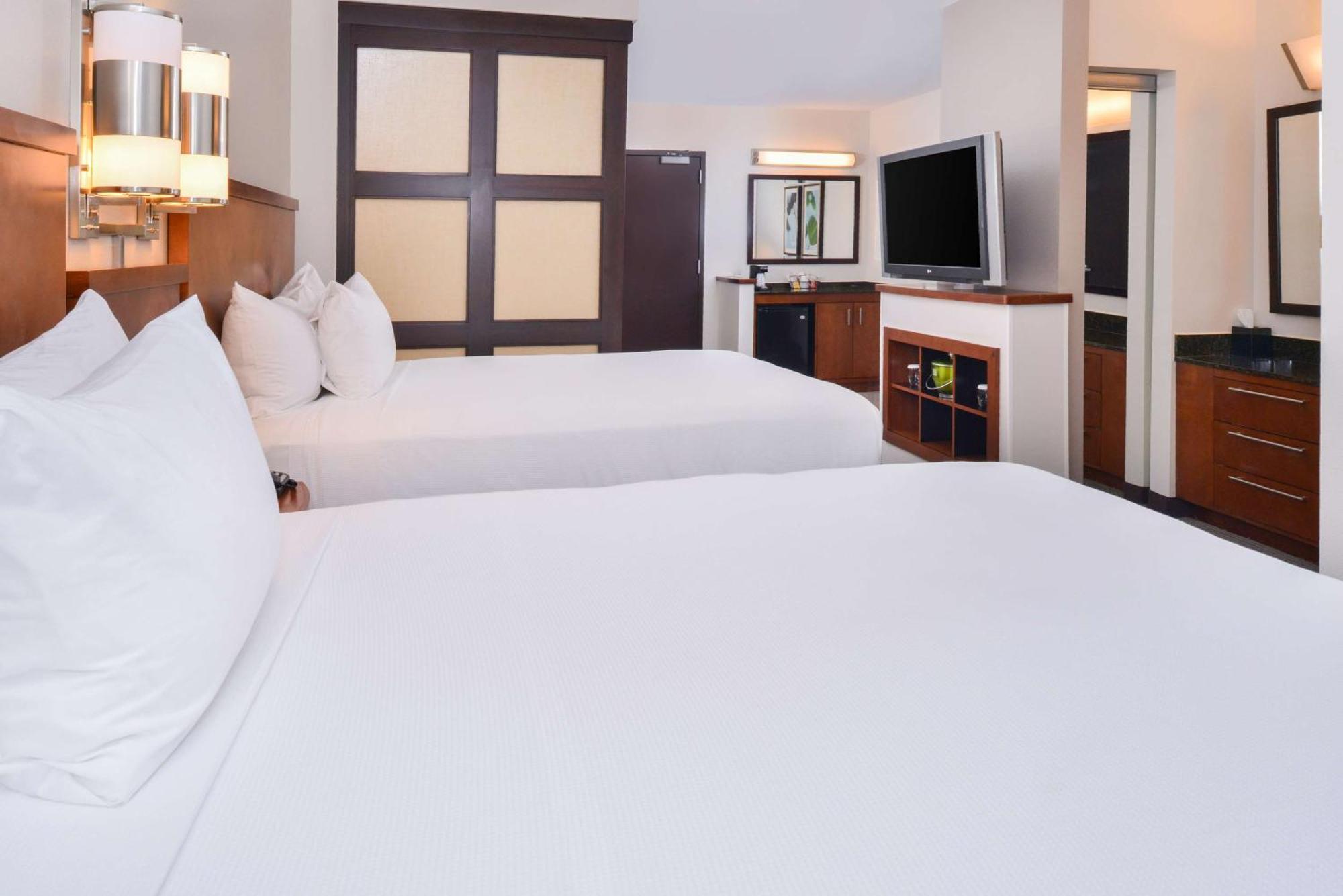 Queen Room with Two Queen Beds and Sofa Bed - High Floor,1217423383:JPEG