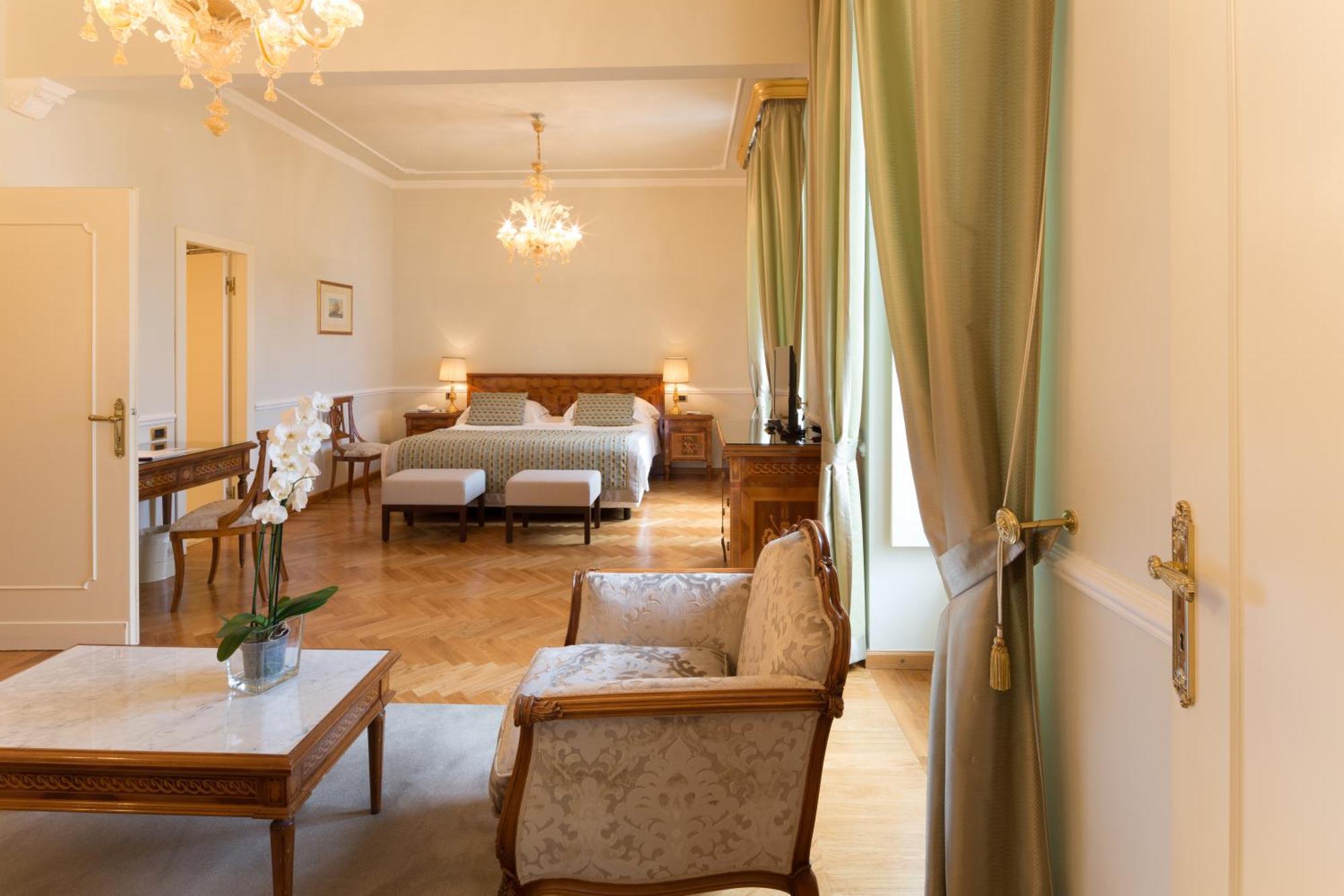 Junior Suite with Sea View and Balcony