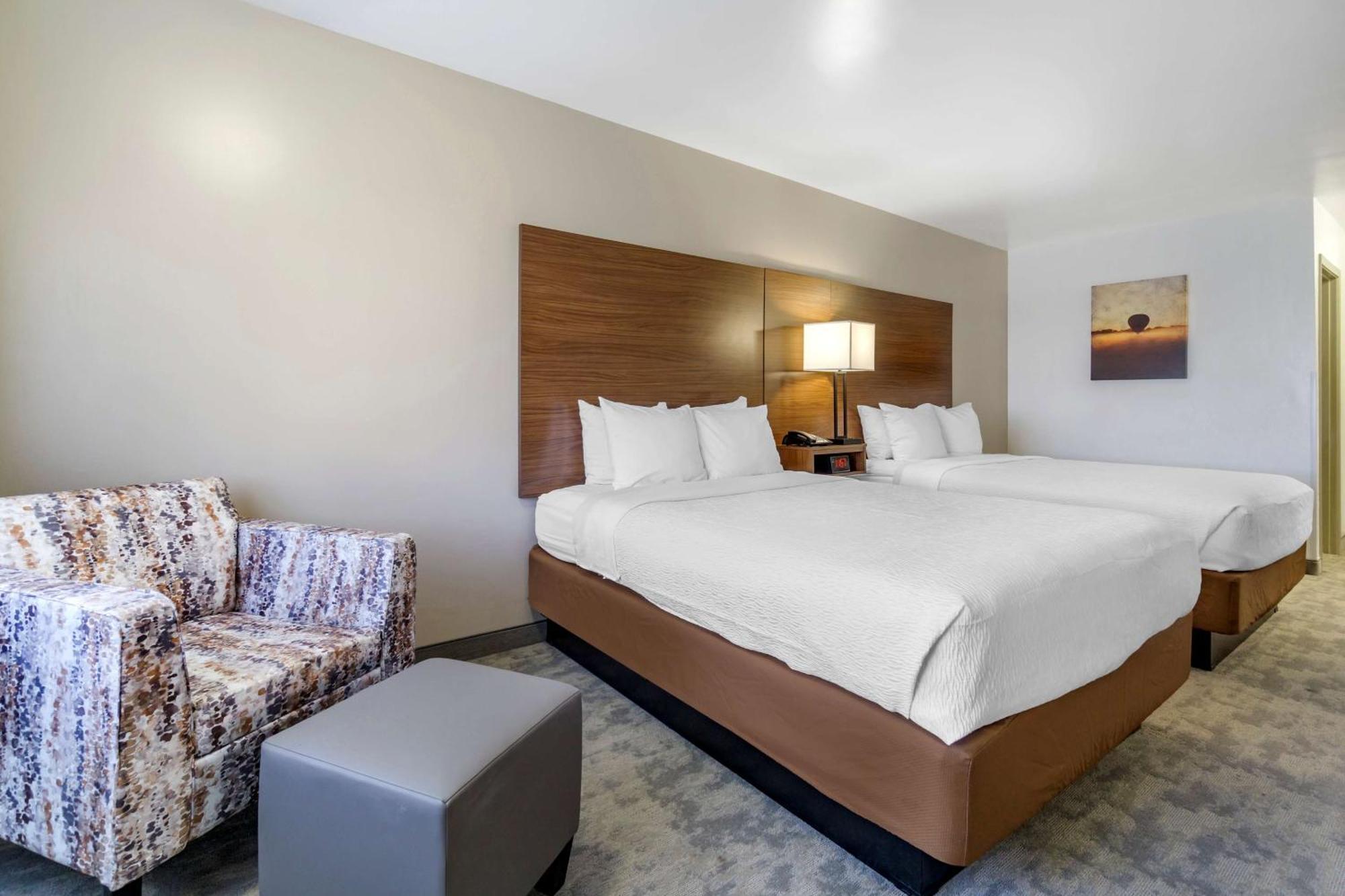 Queen Room with Two Queen Beds with Lake View - Non-Smoking