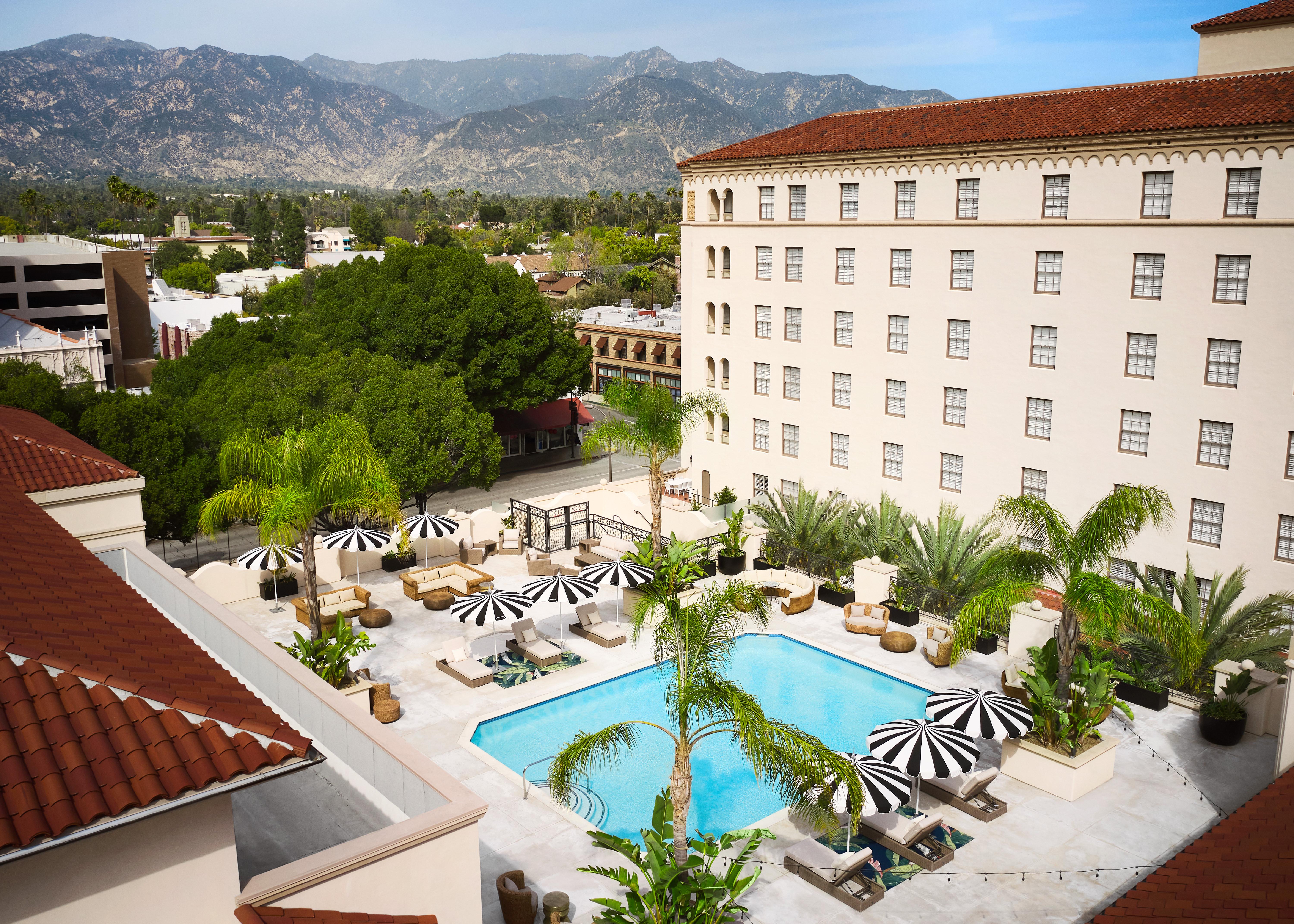 Deluxe One King Bed Pool View