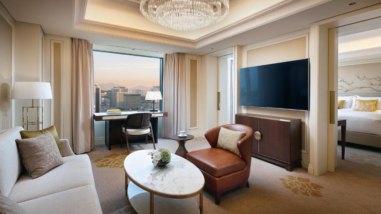 Executive Deluxe Suite Twin Room with 1 Extra Bed with Le Salon Access for 3
