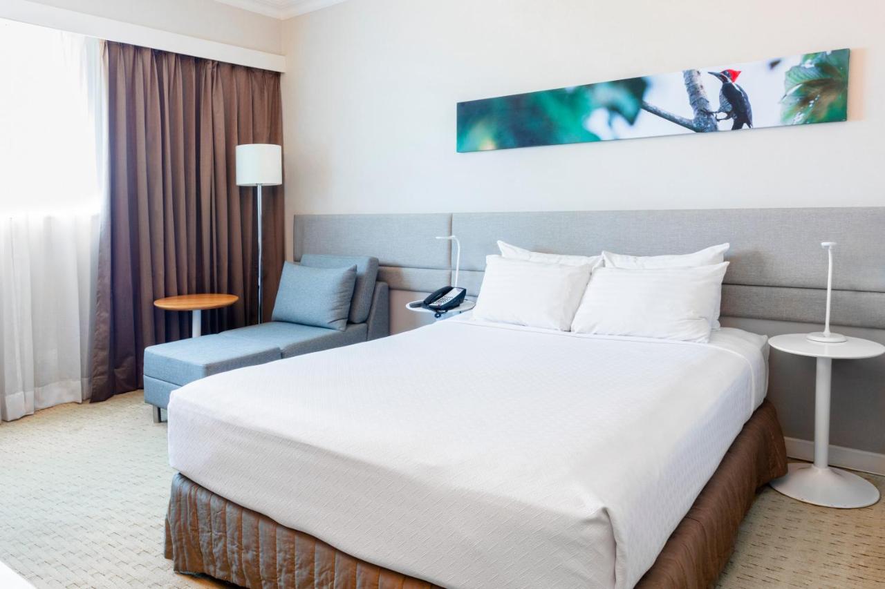 Standard Queen Room with Mountain View