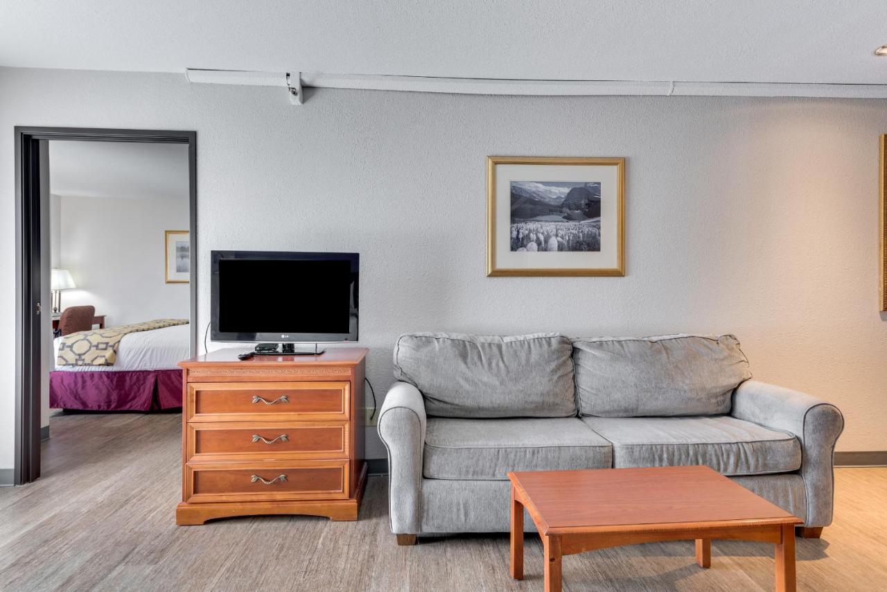 One-Bedroom King Suite with One Queen Bed - Non-Smoking,1258326685:JPEG