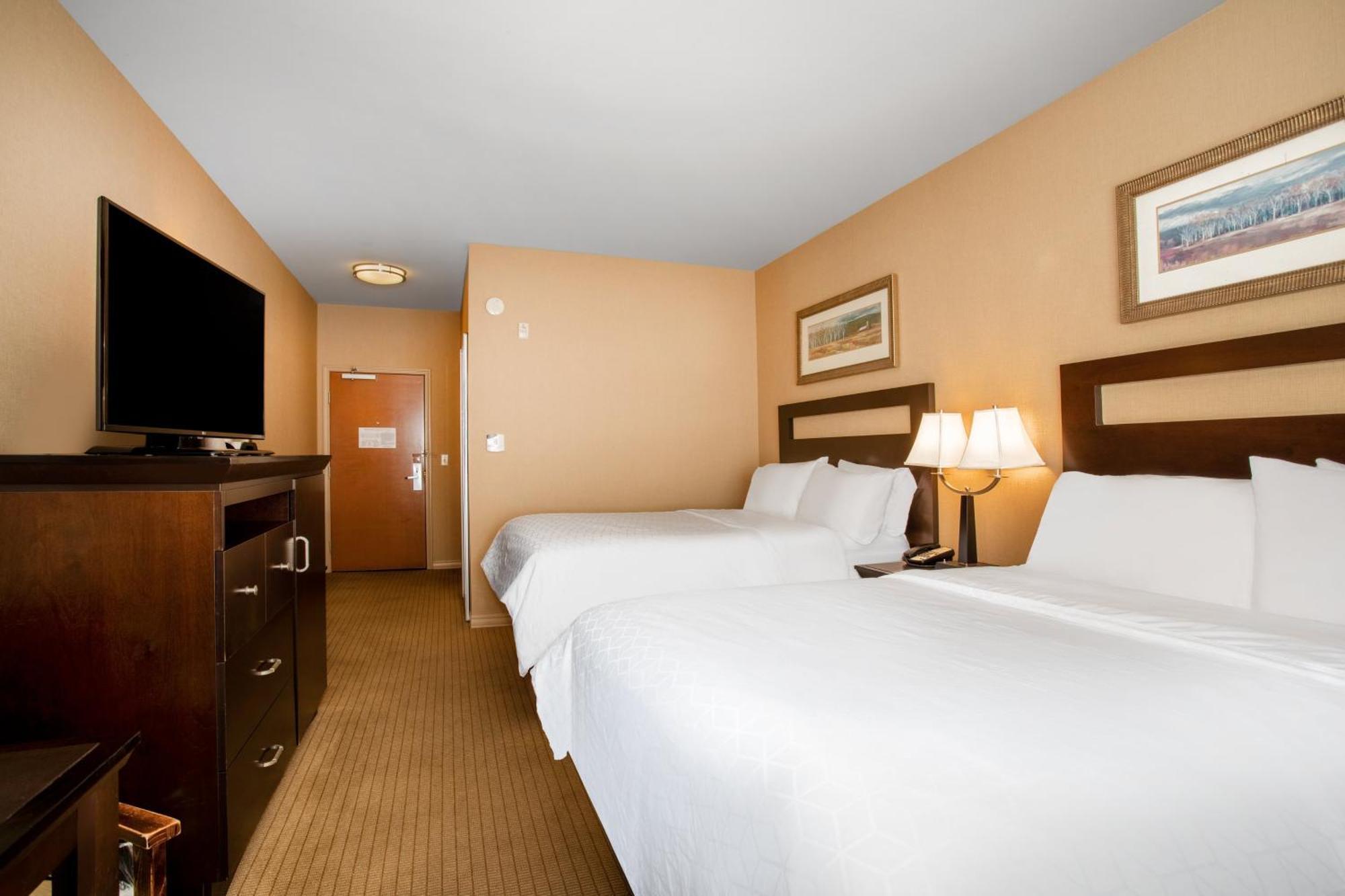 Queen Room with Two Queen Beds - Hearing Accessible