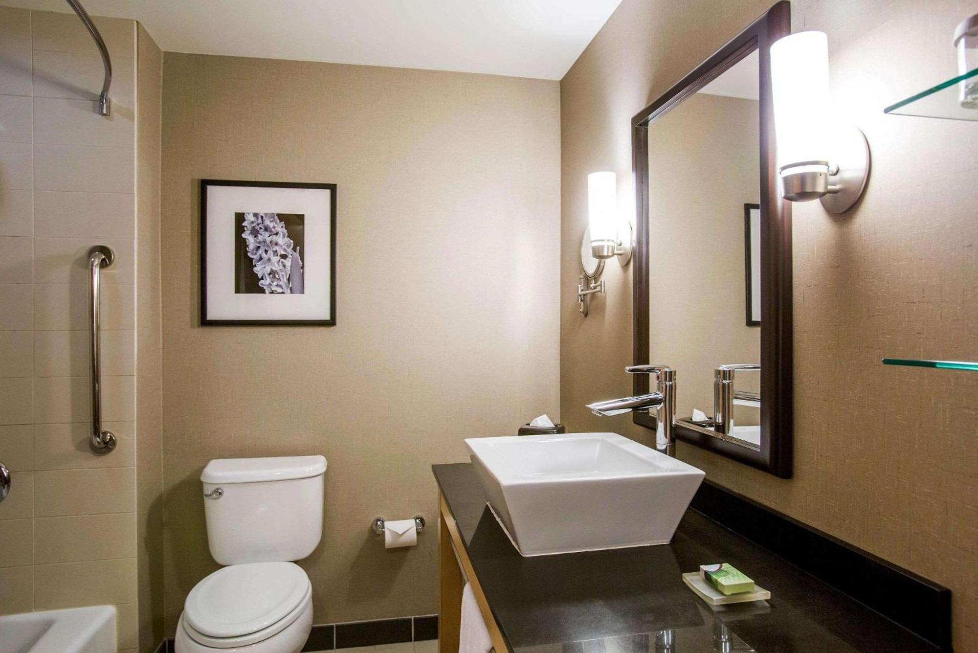 King Suite - Non-Smoking,1275906052:JPEG