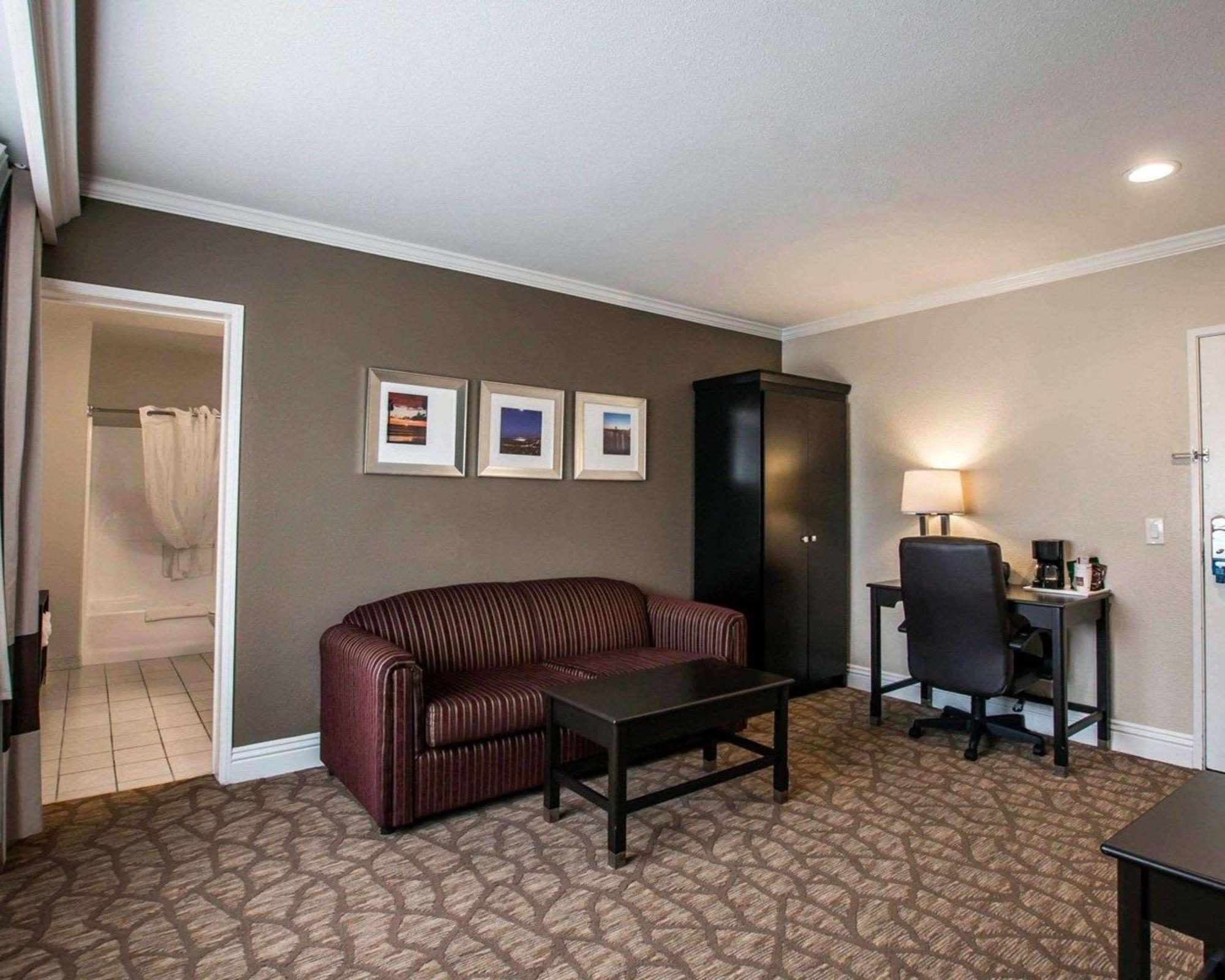 Family Suite, 2 Queen Beds with Sofa Bed, Non Smoking,1279124302:JPEG