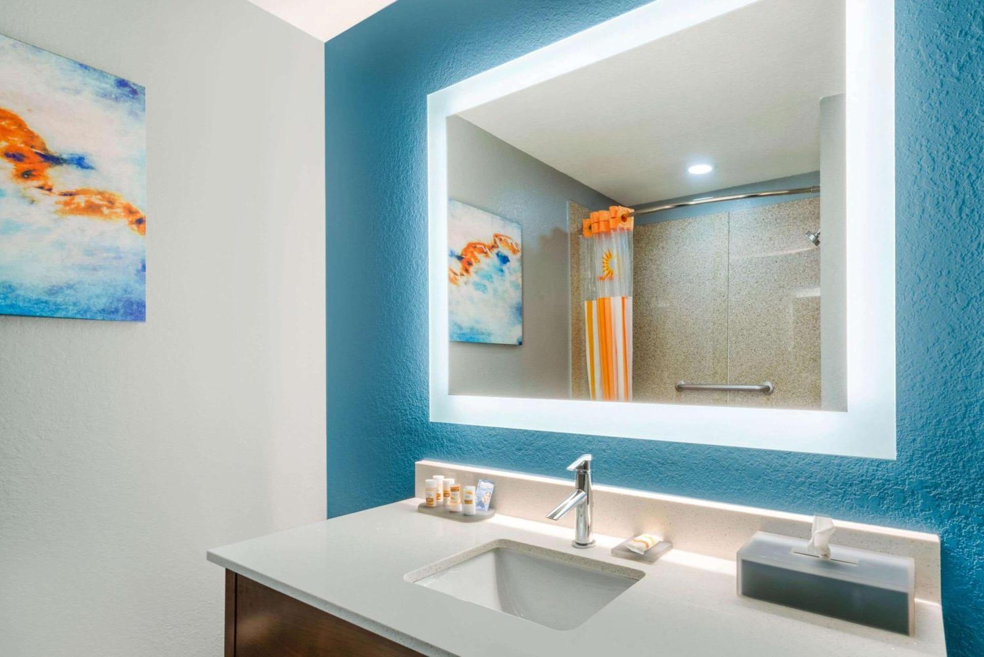 Superior Studio Suite with One King Bed and Jetted Tub - Non-Smoking