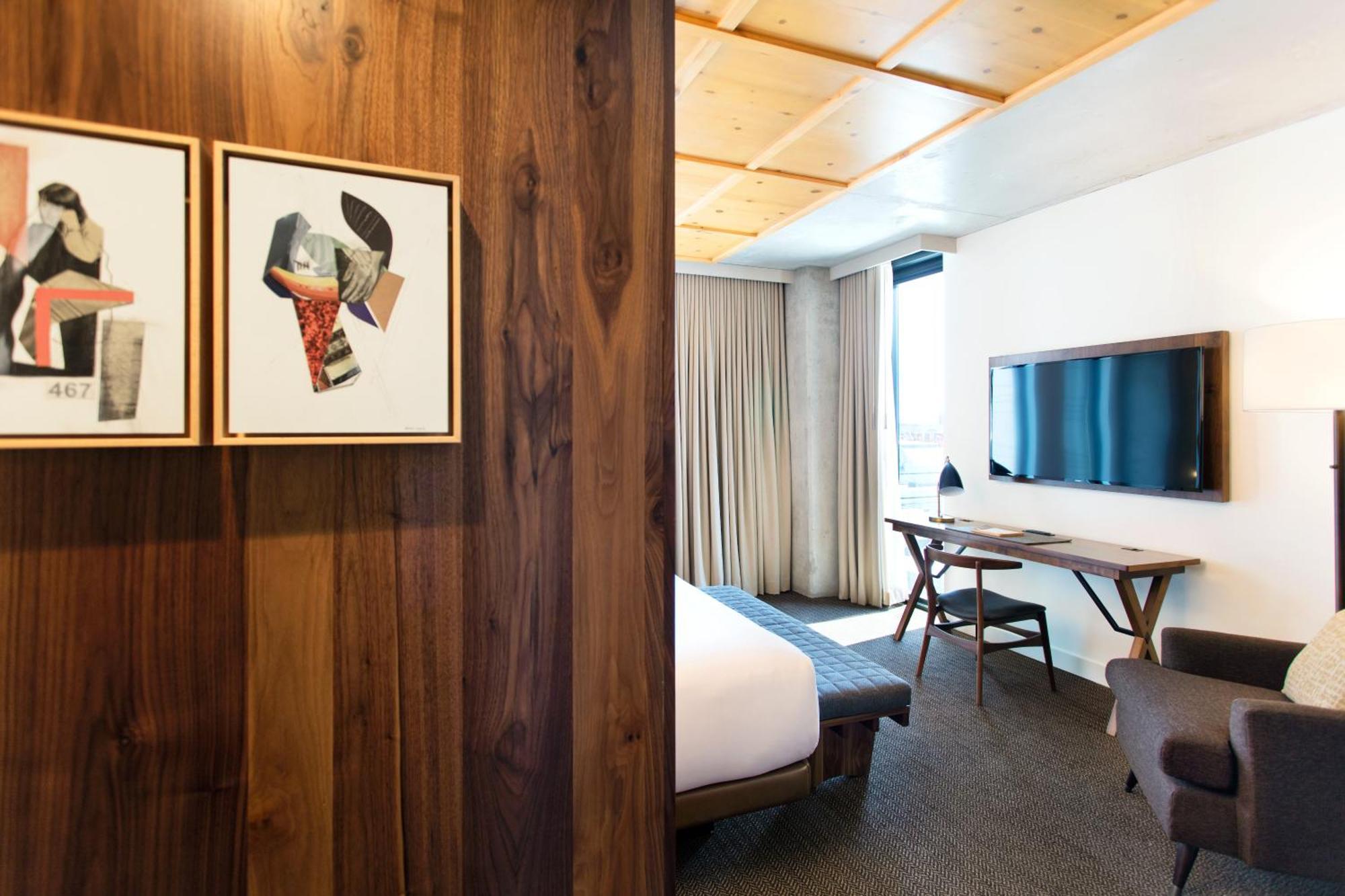 Premium King Room with City View