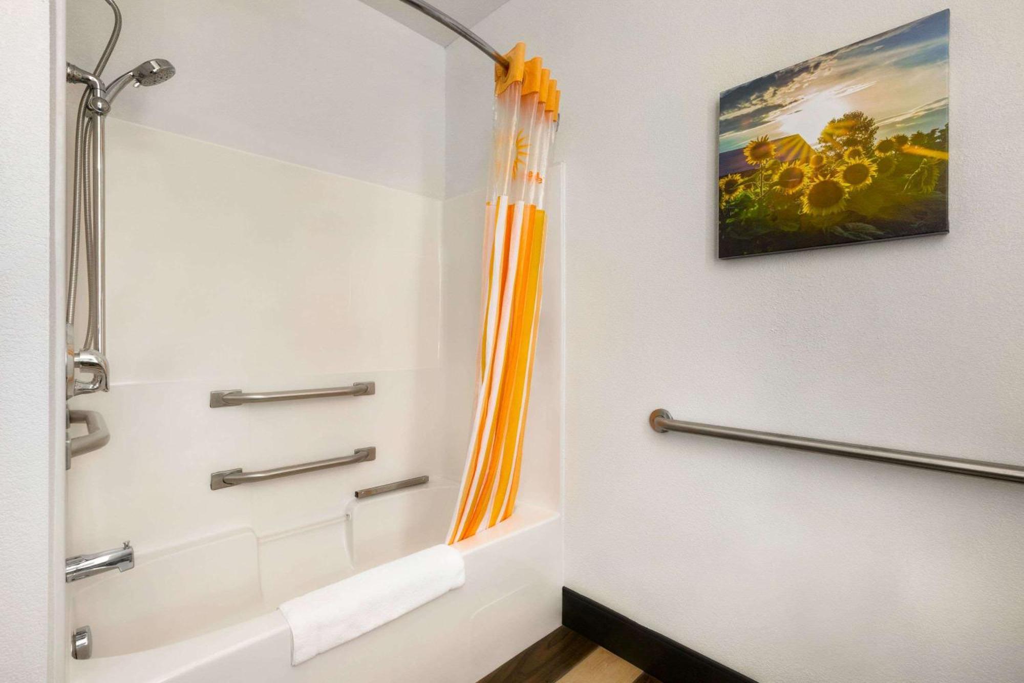 Queen Room with Two Queen Beds - Mobility Access/Non-Smoking,1280580172:JPEG