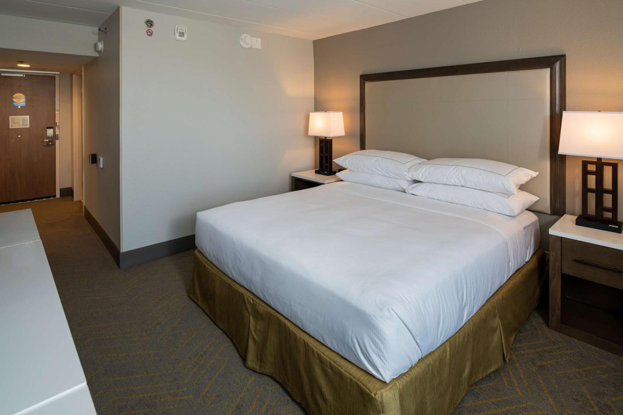 King Room with Roll-In Shower - Mobility Access,1557074407:JPEG