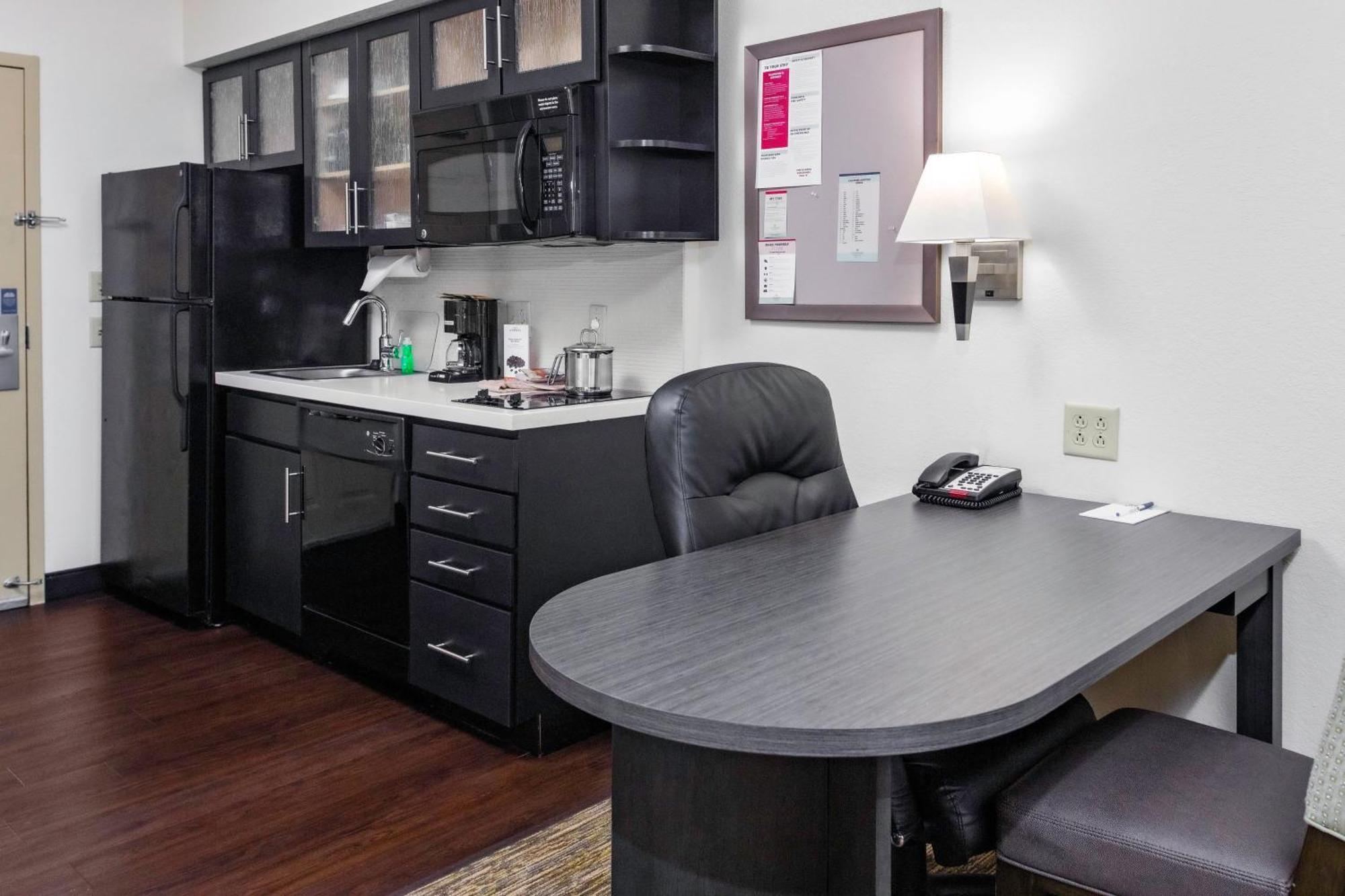 Queen Studio Suite with Bath Tub - Mobility Accessible - Non-Smoking