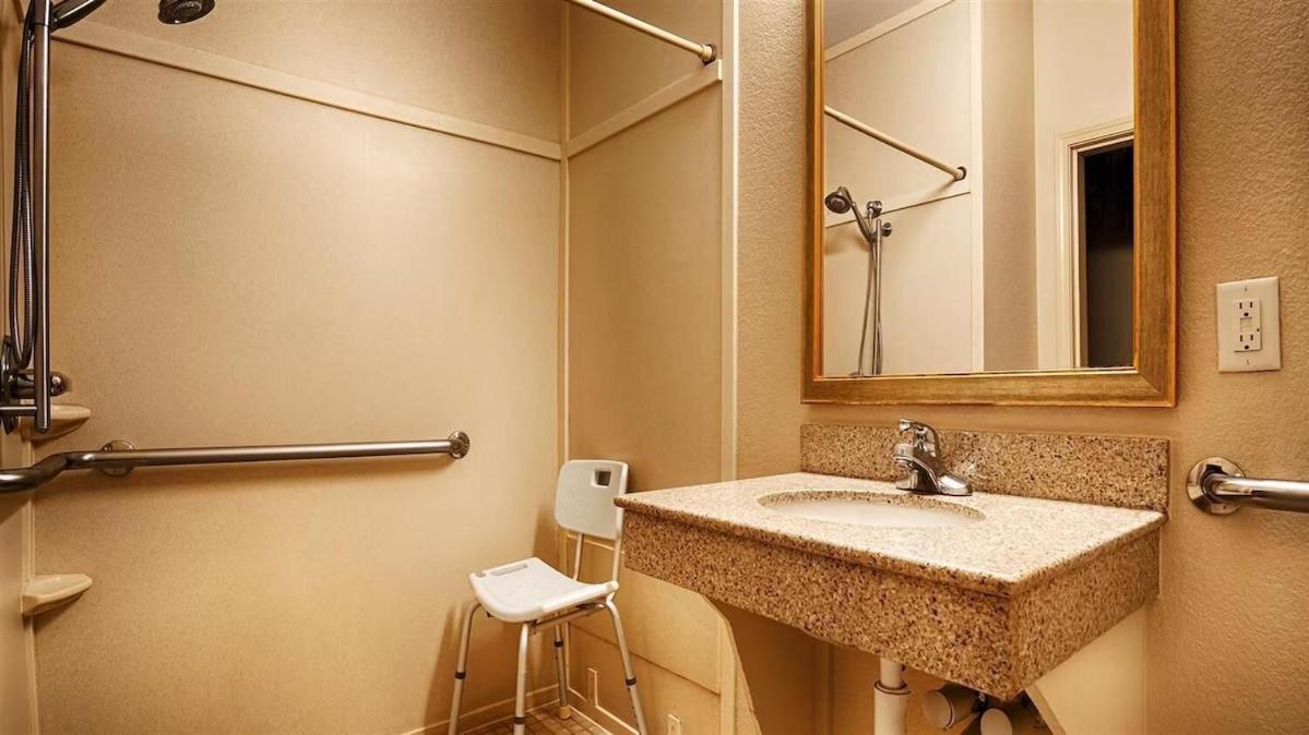 Quadruple Room with Two Queen Beds and Roll-In Shower - Disability Access/Non Smoking/Interior Corridor,1282340353:JPEG