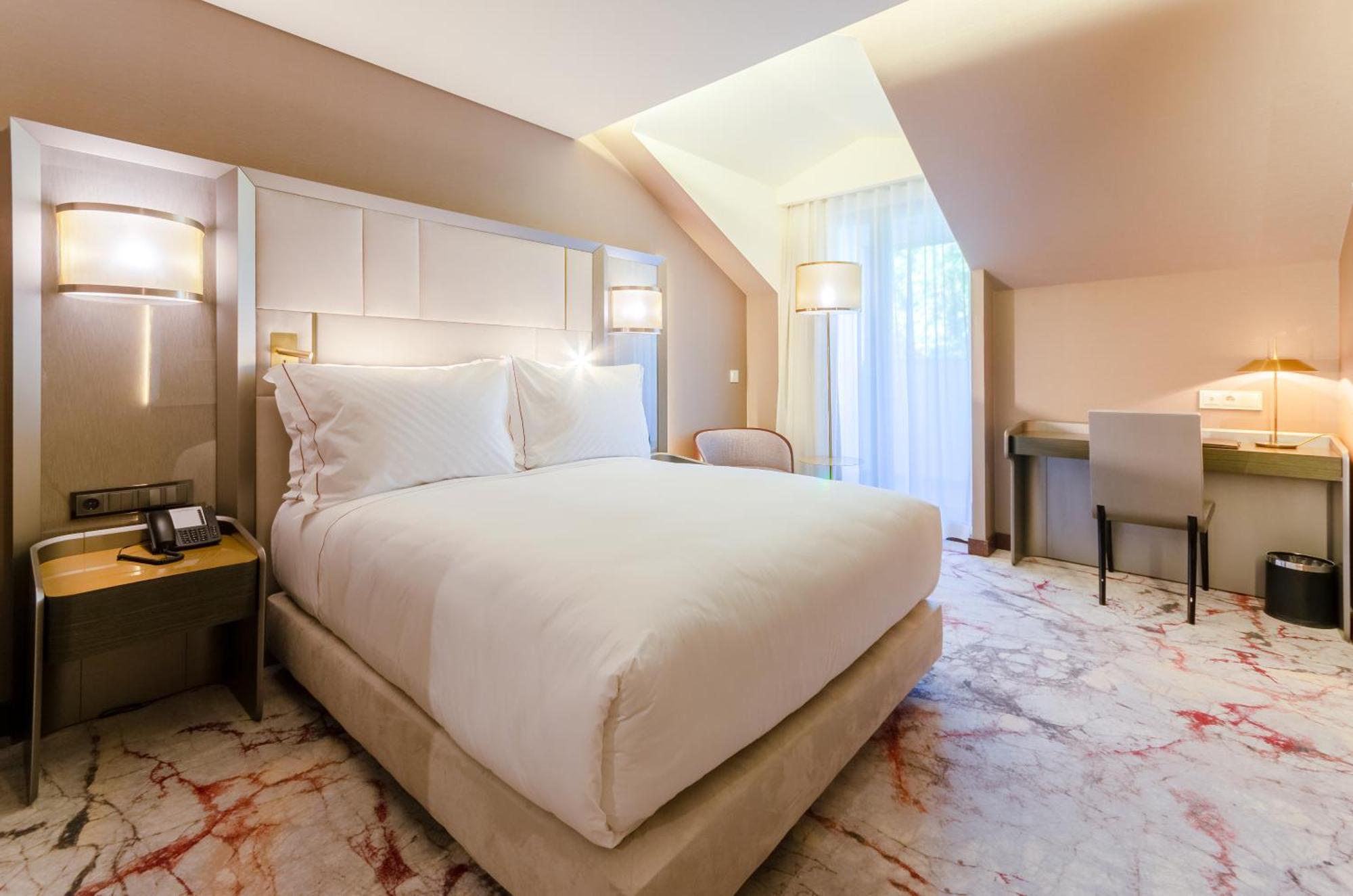 Deluxe Double Room with Avenue View