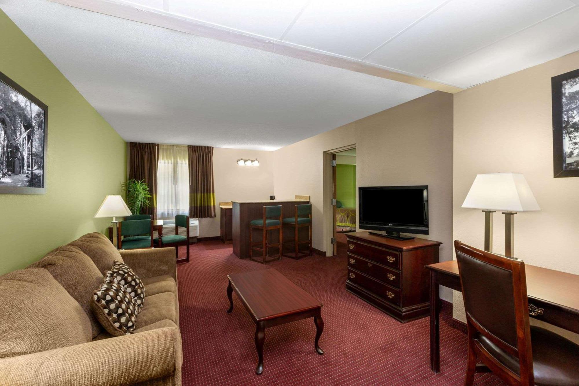 King Suite Jetted Tub Pool Area Non-Smoking,1287421672:JPEG