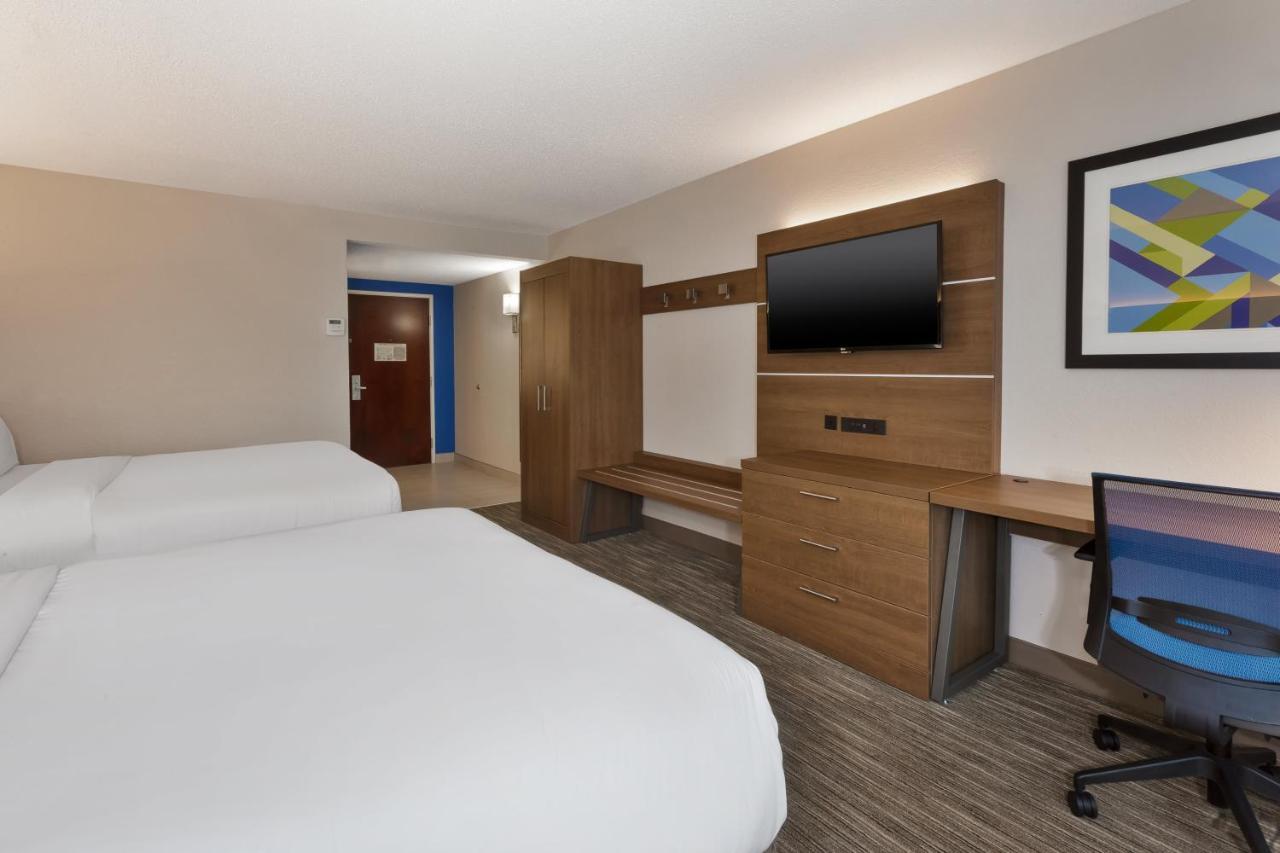 Queen Room with Two Queen Beds and Mobility Accessible Bathtub,1449248581:JPEG