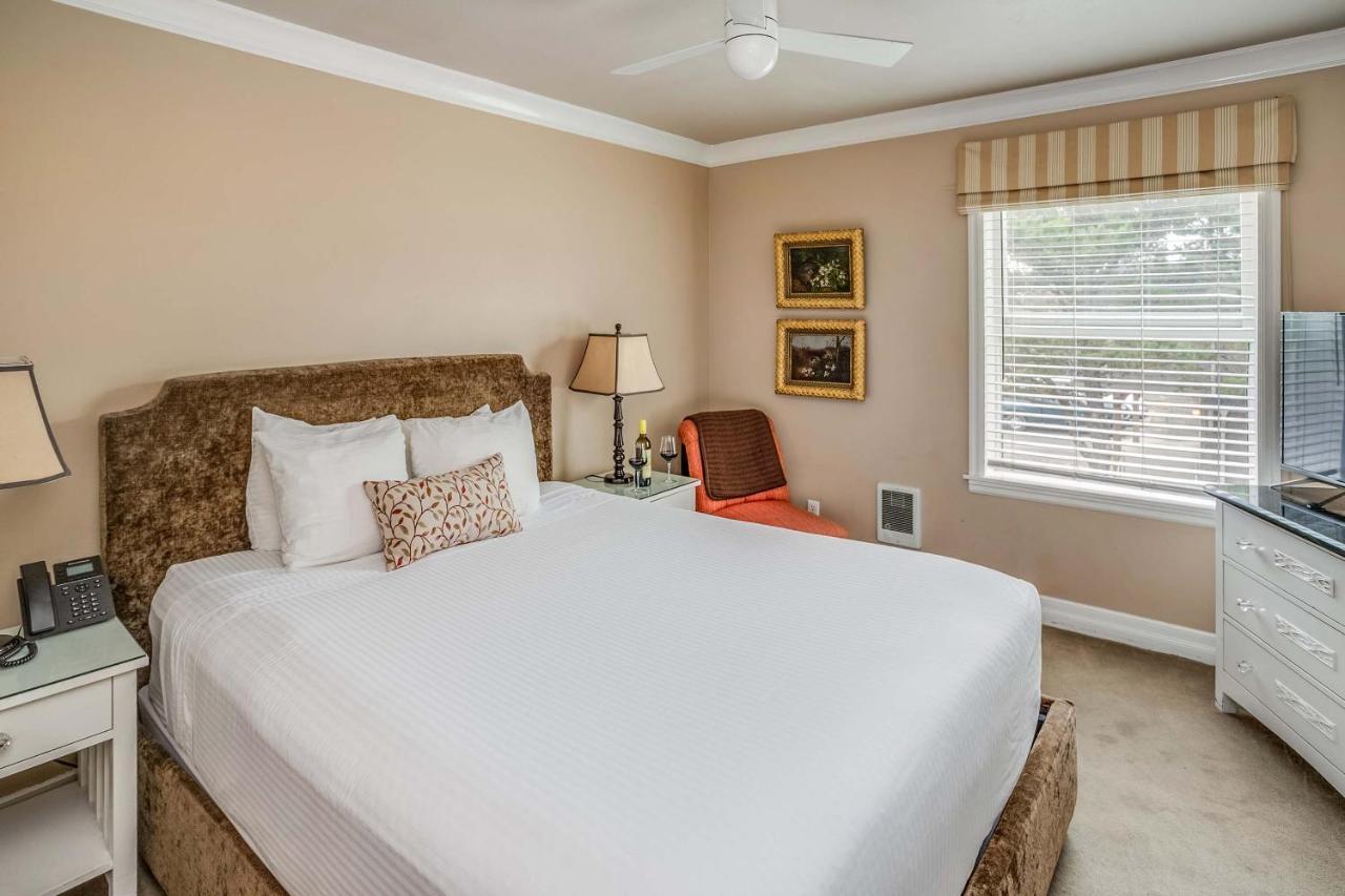 Cannon Beach Hotel Classic Queen No Pets No Kids,1320197218:JPEG