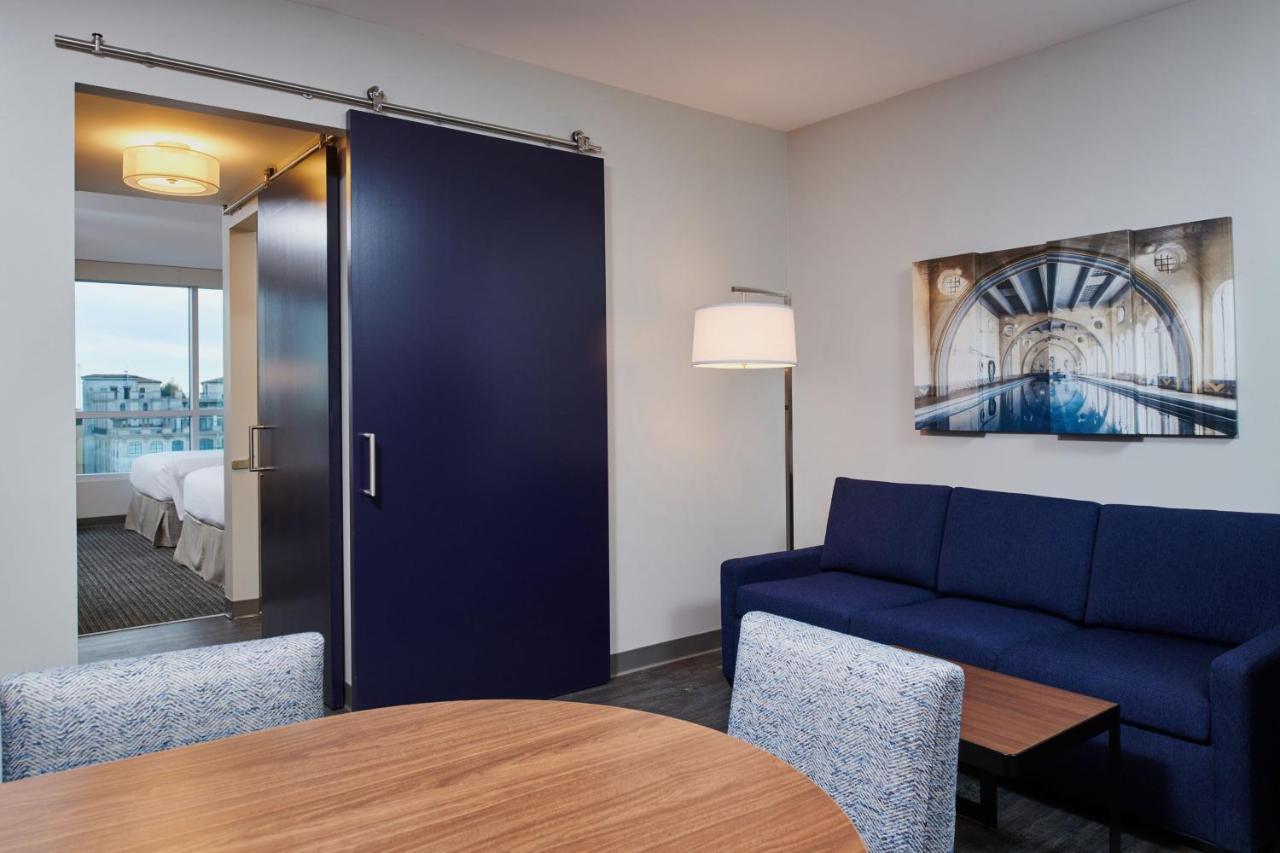 1 Bedroom Suite, 2 Queen, Sofa bed,  City view (Mobility Accessible w/Tub)