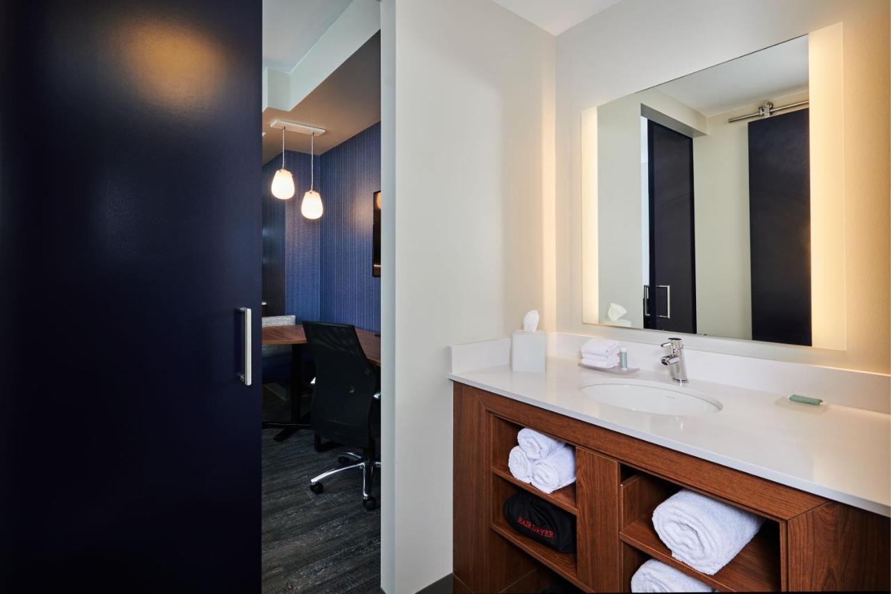 1 Bedroom Suite, 1 King, Sofa bed,  City view (Mobility Accessible w/Roll-in Shower)