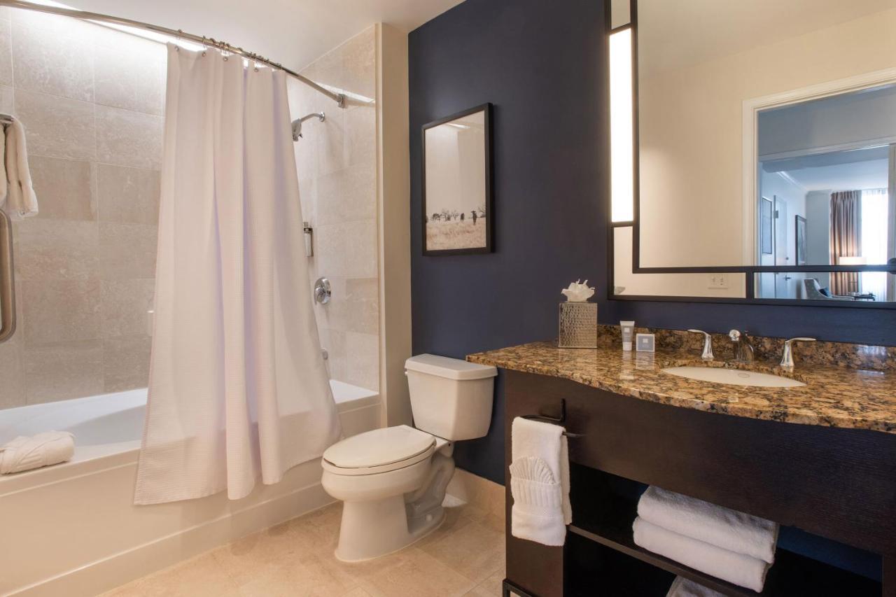 Suite, 1 Bedroom Junior Suite, 1 King, No view, Mid floor,1371004910:JPEG