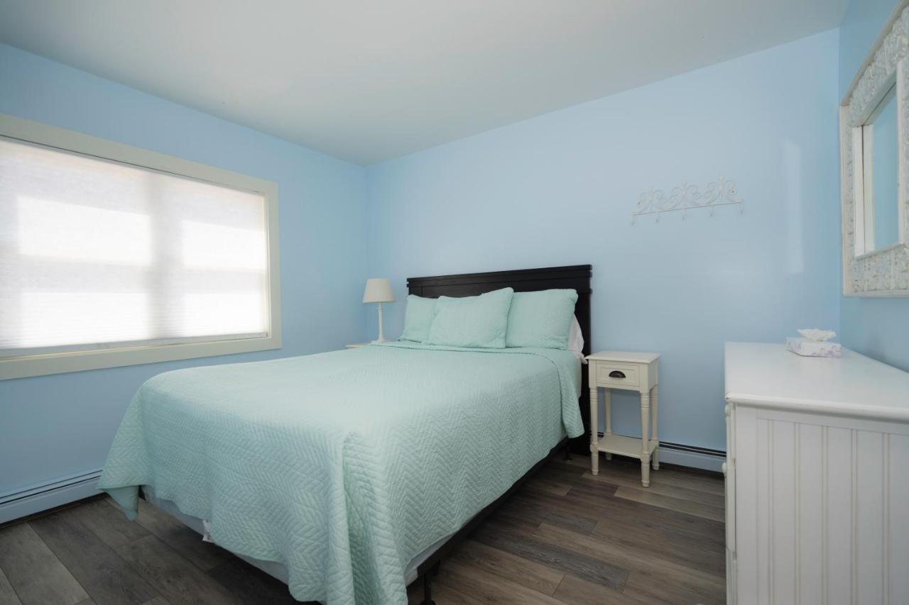Two-Bedroom Apartment Waterfront,1356102302:JPEG