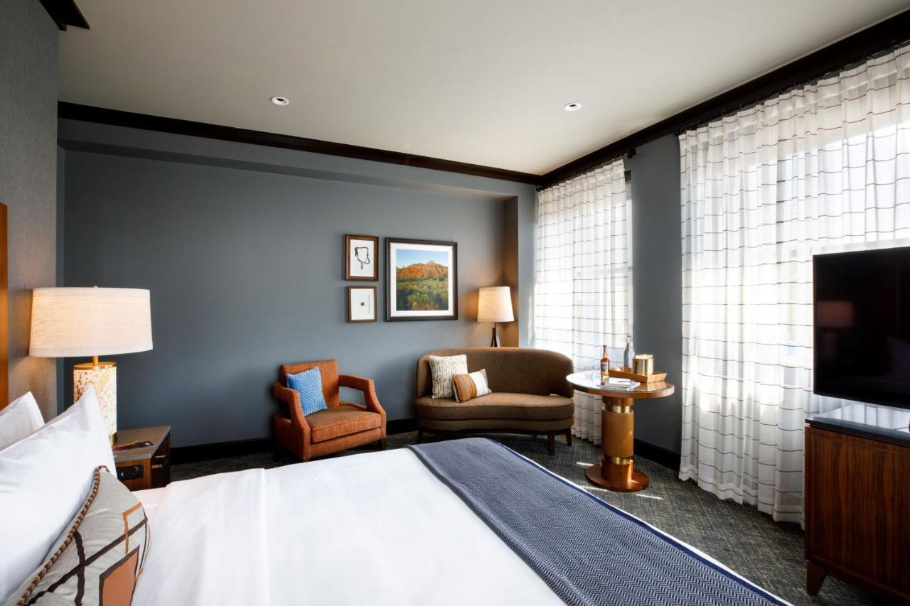 Corner King Room