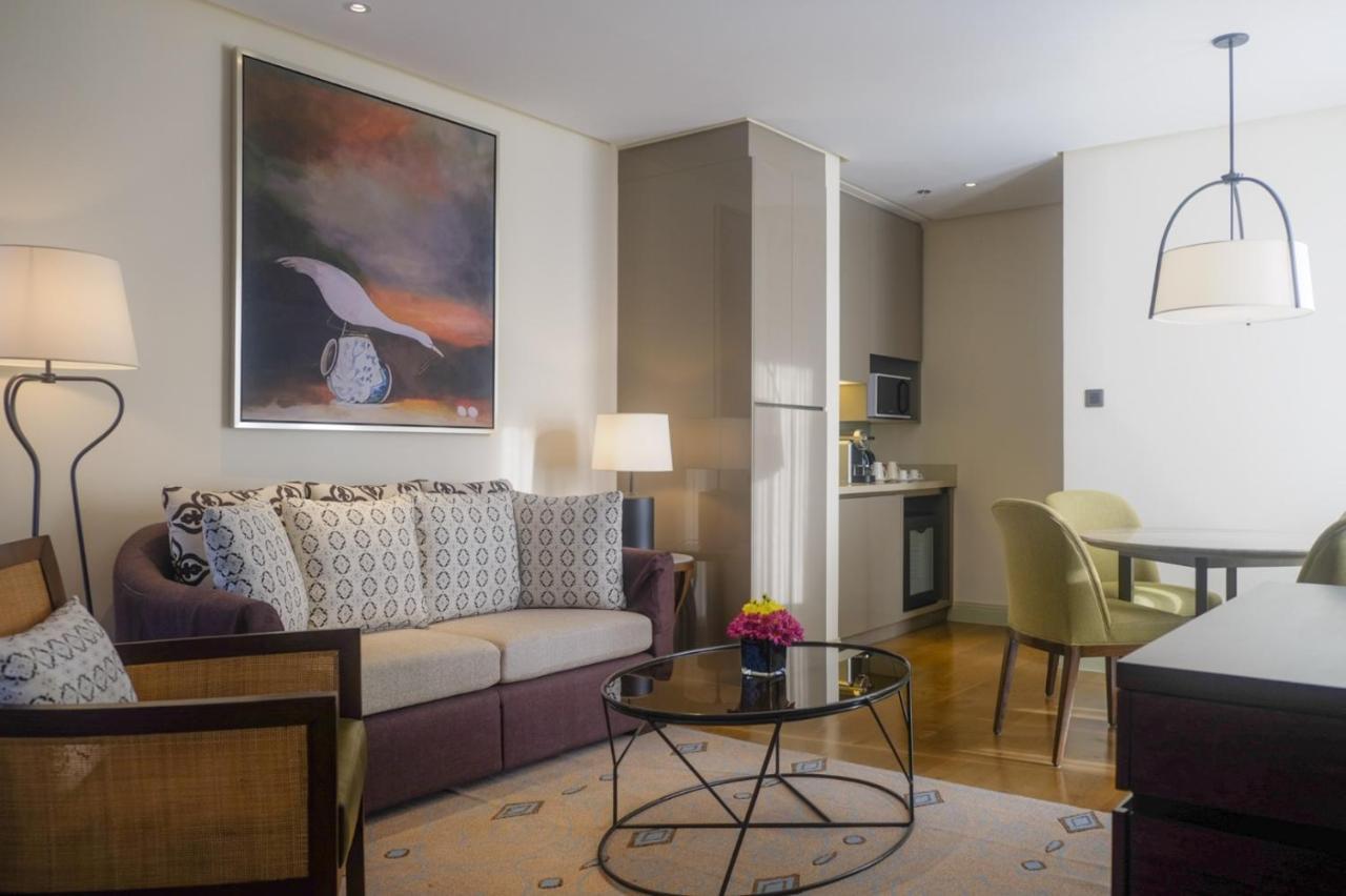 One-Bedroom Corner Suite