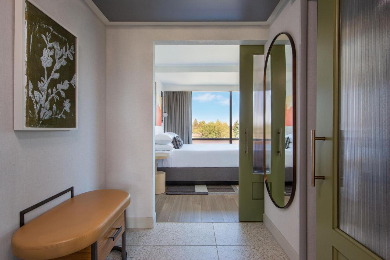 1 Bedroom Suite, 1 King, Sofa bed