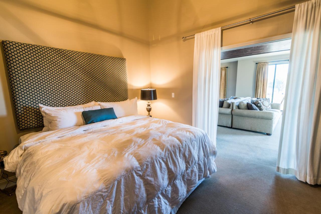 Deluxe King Suite