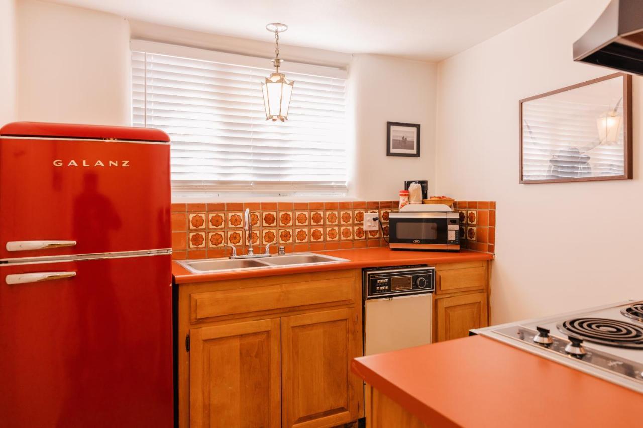 Queen Kitchenette,1398454070:JPEG