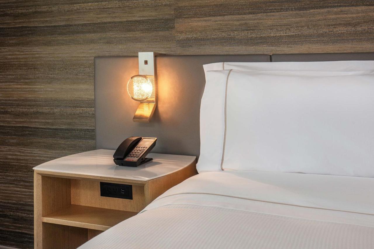 Premium, Guest room, 1 King, City view,1400185055:JPEG