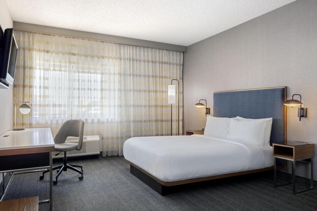 Queen Room,1706261384:JPEG