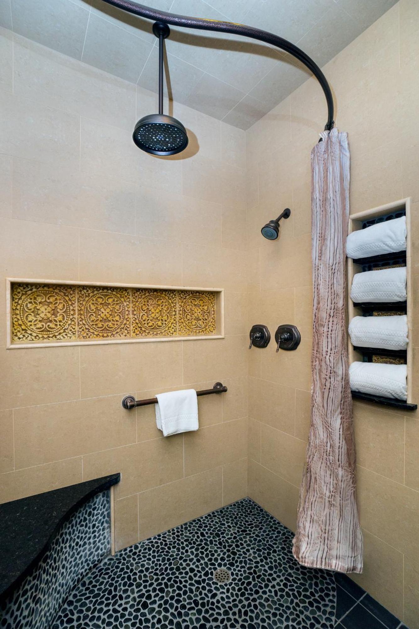 Suite,1438508827:JPEG