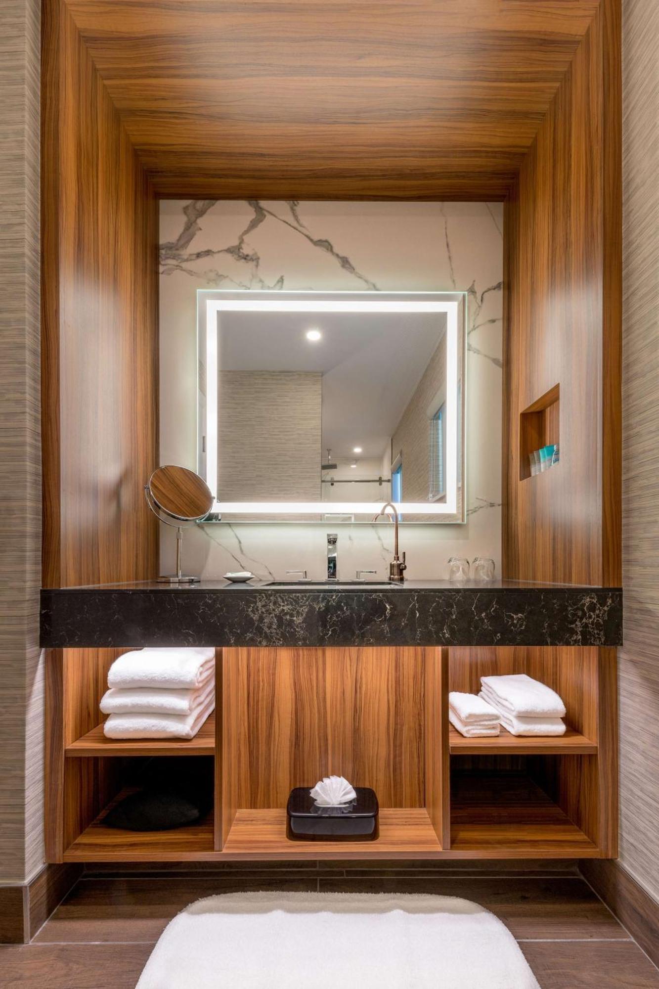 Conference Suite,1439894302:JPEG