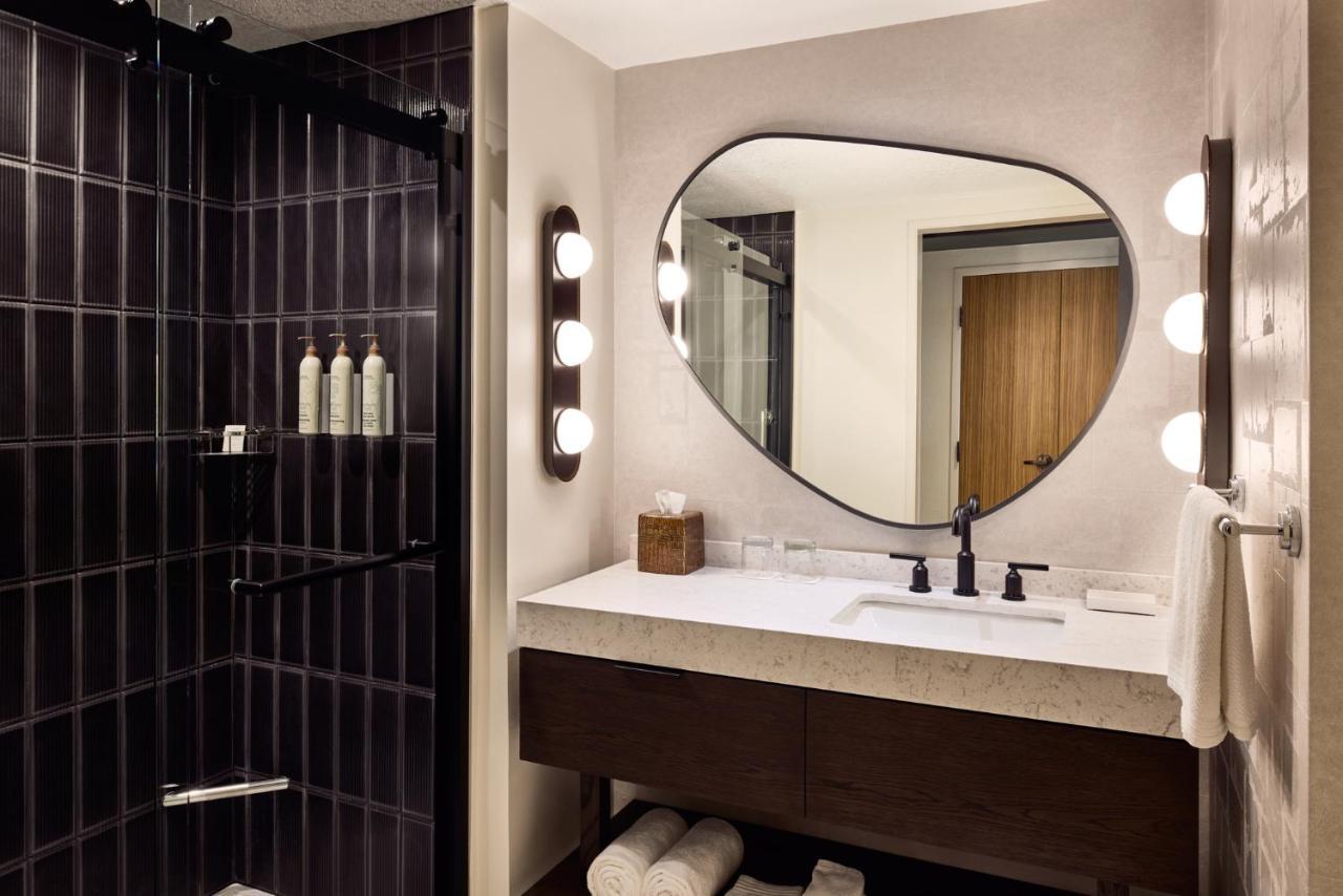 Guest Room with One King Bed,1498662616:JPEG