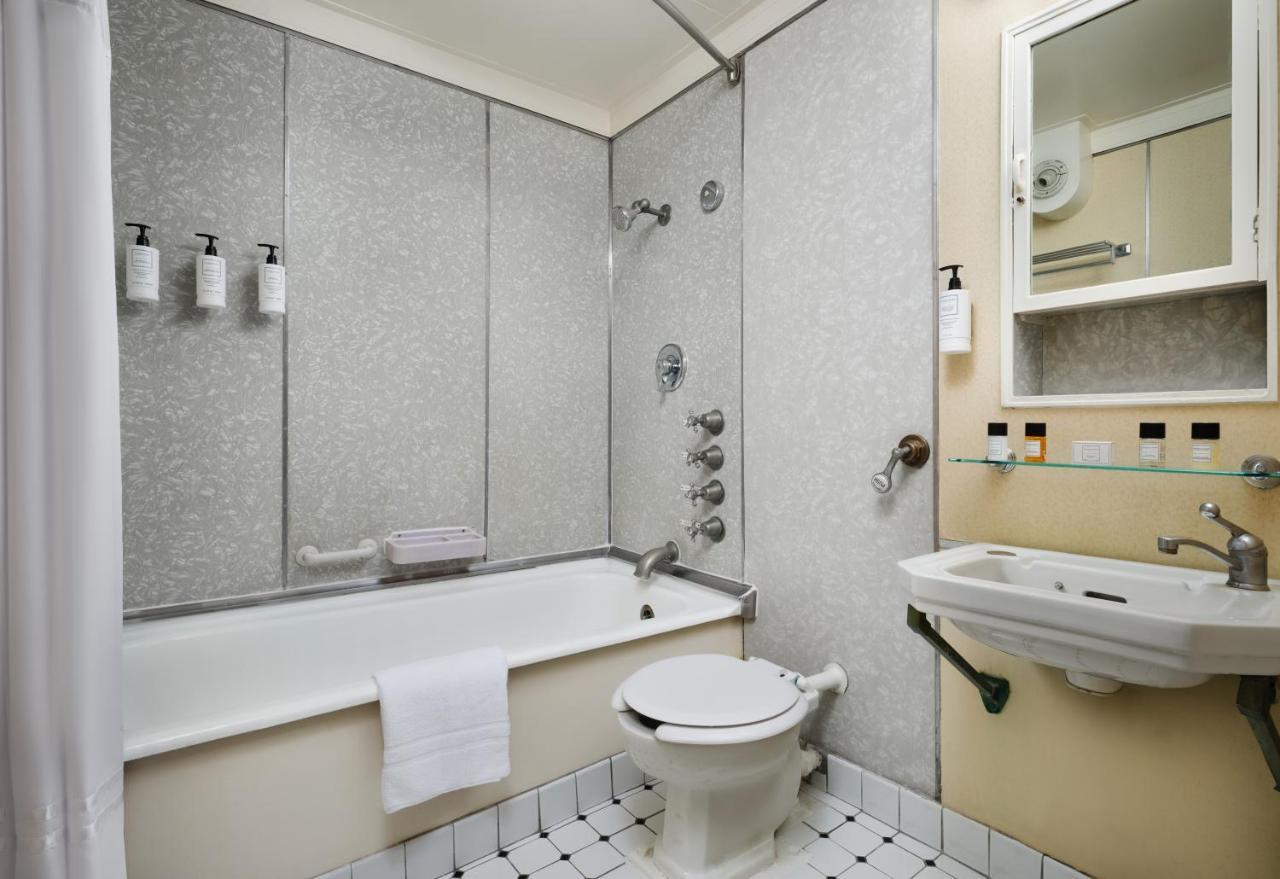 Family Room with King and Twin,1500165517:JPEG