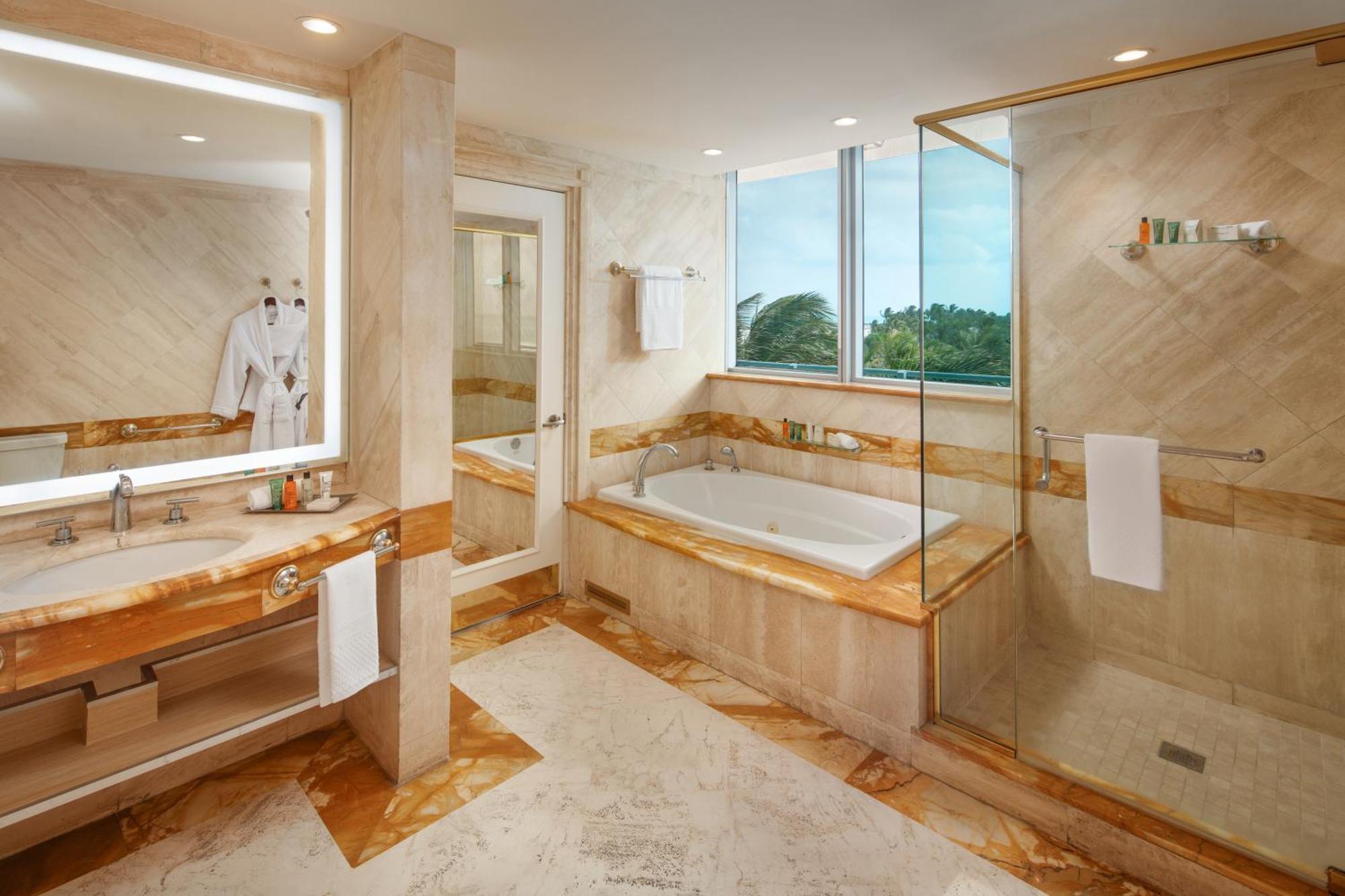 One-Bedroom King Suite - Oceanfront,1498865470:JPEG