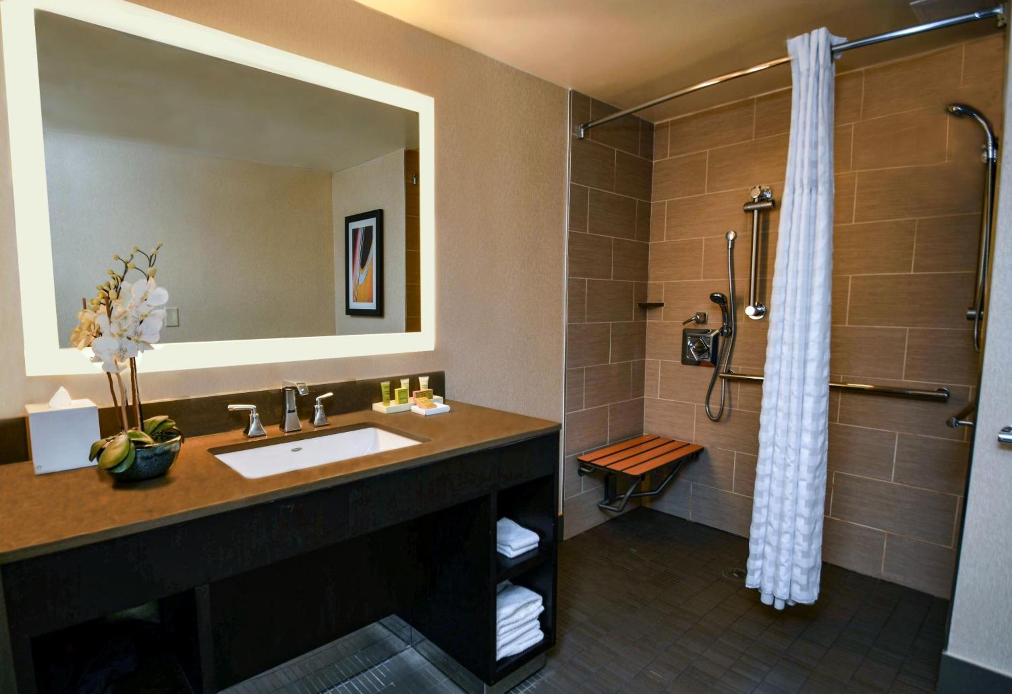 King Room with Roll-In Shower - Disability Access,1552290208:JPEG