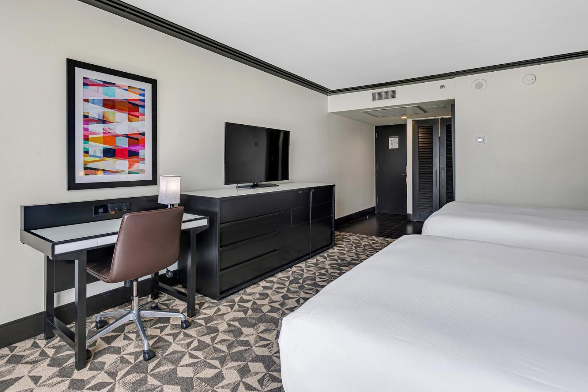 Queen Room with Two Queen Beds and Bay View,1563281233:JPEG