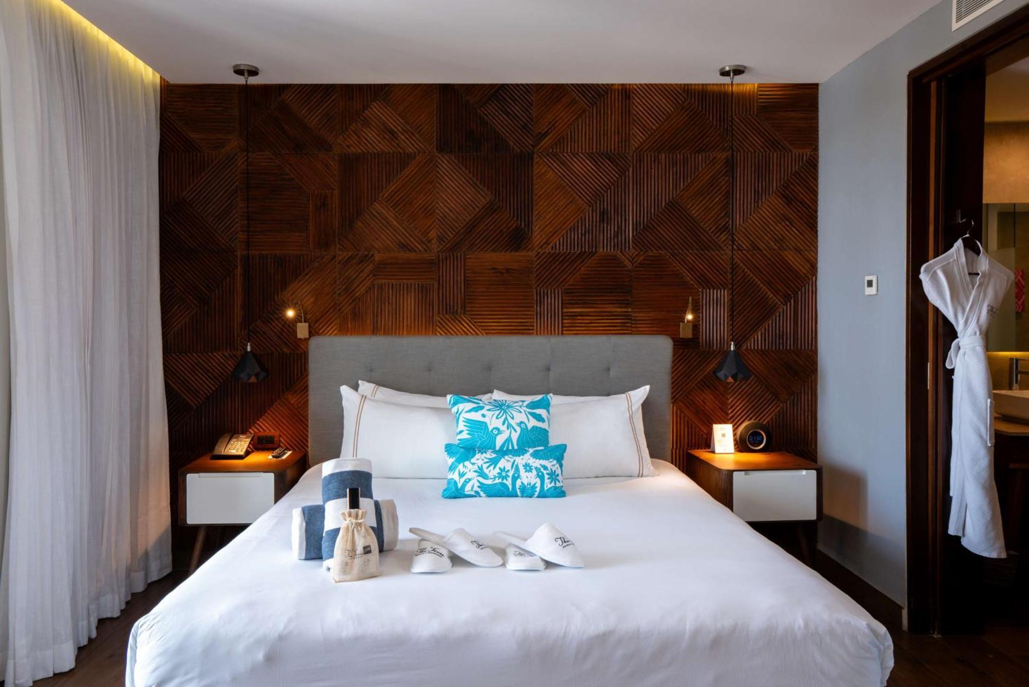 Two-Bedroom Suite with King Bed and Two Queen Beds,1551237802:JPEG